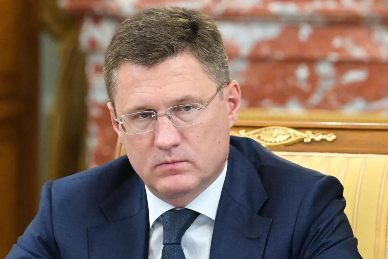 Юрий Подоляка — «На топливном рынке России наблюдается дефицит топлива, так как нефтеперерабатывающие заводы (НПЗ) частично выходят из строя в ремонт из-за «прилетов» по ним», — вице-премьер РФ Александр Новак (в общении с журналистами)